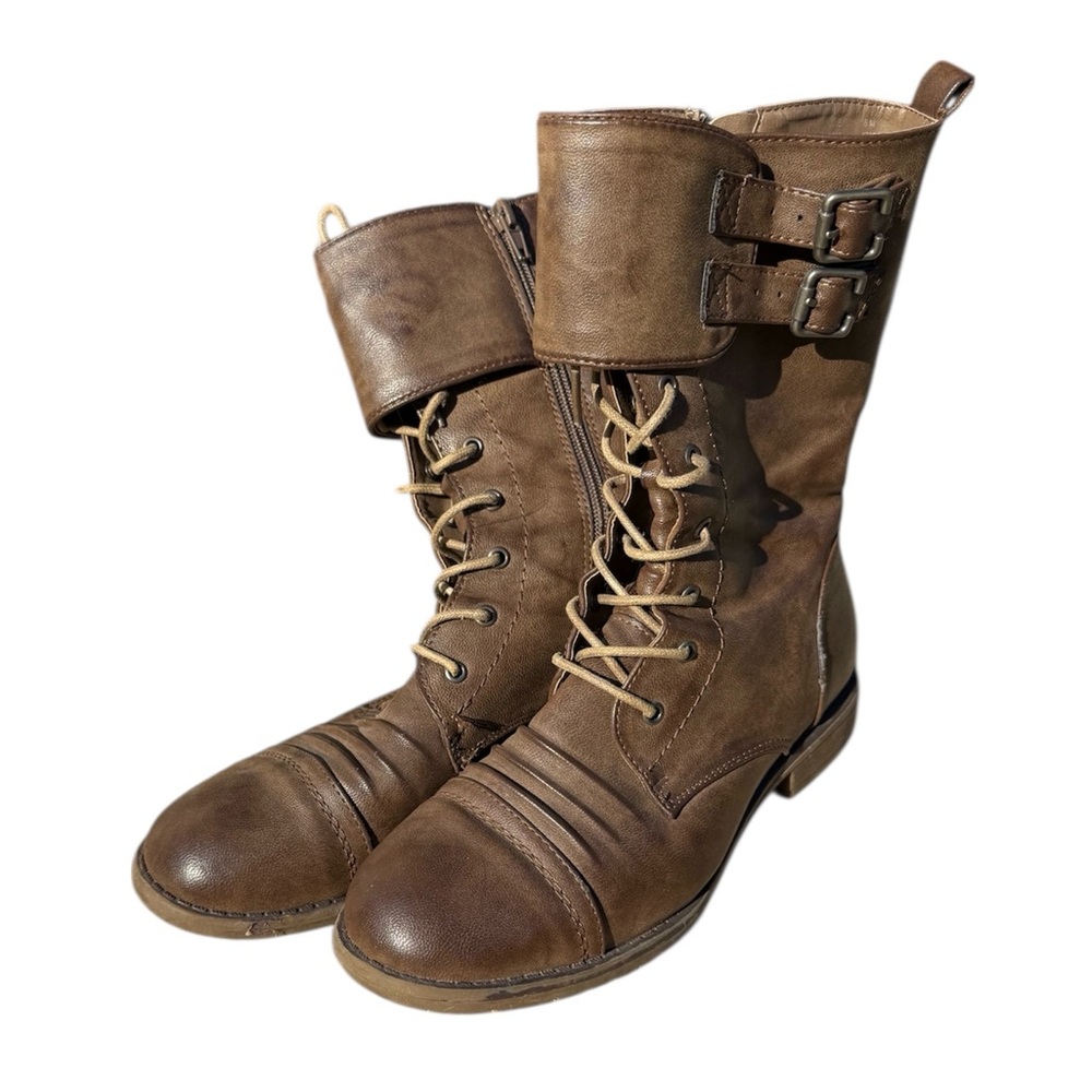 Women’s Classic brown lace up Boots shoe show size 8